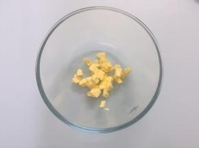 黄油室温软化，切小块放入容器中