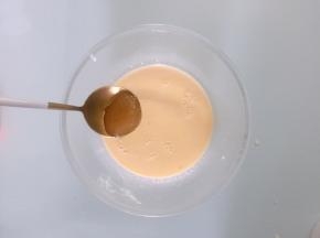 加入蜂蜜，筛入玉米淀粉一起搅拌均匀（这一步忘记拍照）