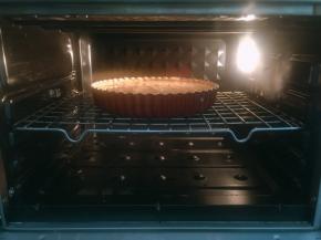 进预热好的烤箱中层，上火175度下火180度烤30分钟