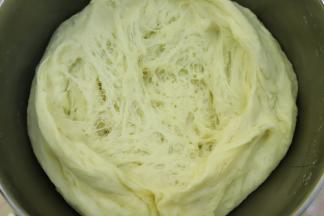 检测发酵好的中种面团，拉开组织呈丝状。