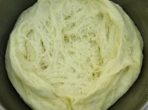 检测发酵好的中种面团，拉开组织呈丝状。