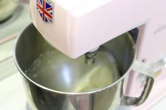 将中种撕成小块，和主面团所有材料（除盐和黄油）放入厨师机桶内，启动厨师机，档位设置4档，面团成团后放入盐，当面团筋度形成7成，放入黄油，继续揉面，整个揉面过程是22分钟。