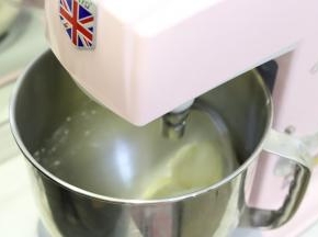 将中种撕成小块，和主面团所有材料（除盐和黄油）放入厨师机桶内，启动厨师机，档位设置4档，面团成团后放入盐，当面团筋度形成7成，放入黄油，继续揉面，整个揉面过程是22分钟。