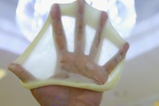 检测面团状态，能拉出如图一样有韧性不易破的手套膜（完全扩展状态）。