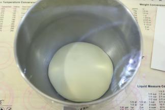 将面团取出，搓圆放入盆内，盖上保鲜膜（室温26-28度）。