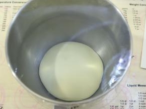 将面团取出，搓圆放入盆内，盖上保鲜膜（室温26-28度）。