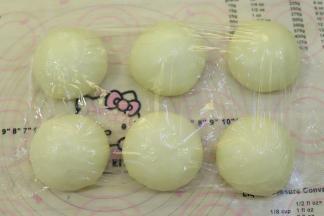 面团取出轻压排气，平均分成6份，分别搓圆，静置15分钟。