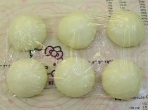 面团取出轻压排气，平均分成6份，分别搓圆，静置15分钟。