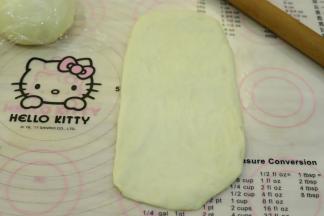 上下擀成椭圆型。