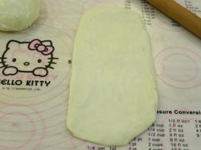 上下擀成椭圆型。