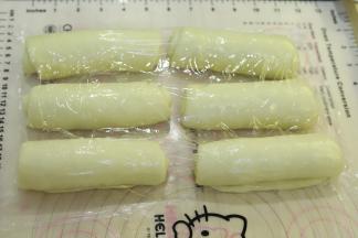 盖上保鲜膜，松弛15分钟。