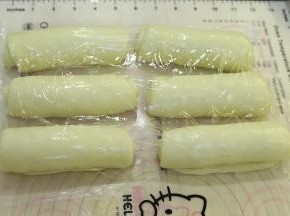 盖上保鲜膜，松弛15分钟。