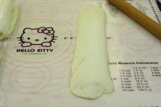 再次上下擀成牛舌状。