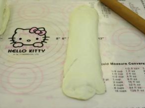 再次上下擀成牛舌状。