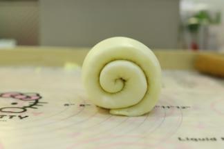 从上往下卷好，圈数在2.5圈为佳