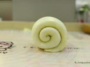 从上往下卷好，圈数在2.5圈为佳