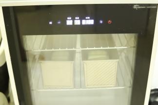 发酵箱设置温度为32-33度，湿度75度，时间为55-60分钟。