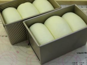 方形吐司发至模具八至九成模高。