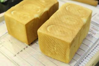 出炉震模后马上脱模，放晾架上放至手温后密封保存。