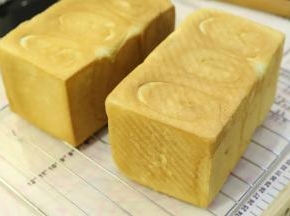 出炉震模后马上脱模，放晾架上放至手温后密封保存。