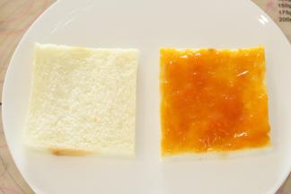 将吐司切成吐司片，一块表面抹上杏子酱。