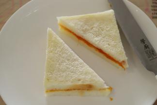 盖上另一片吐司片，切成三角形，酸酸甜甜哦！