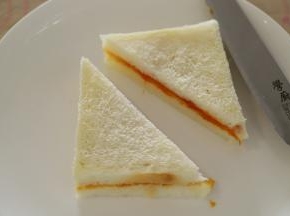 盖上另一片吐司片，切成三角形，酸酸甜甜哦！