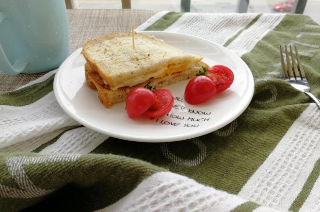 鸡胸肉多谷物吐司三明治