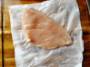 鸡胸肉清洗干净，用厨房纸巾吸干水分。