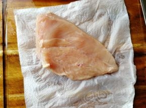 鸡胸肉清洗干净，用厨房纸巾吸干水分。