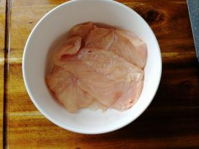 鸡胸肉略厚，片成三片。放入碗里。
