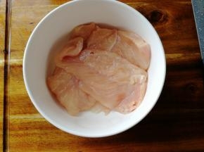 鸡胸肉略厚，片成三片。放入碗里。