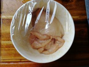放入生抽，盐，黑胡椒粉，小麦淀粉。带手套，抓匀。揉个1-2分钟。让调料包裹住鸡胸肉。盖保鲜膜，放入冰箱冷藏过夜。