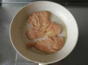 早起，平底锅，放入玉米油，晃匀。中火。油热后，平放入锅里。