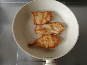 中火，盖盖子，煎2-3分钟，中途，可以晃一下锅，不需要多动。然后翻面。看这个色泽，金黄诱人。