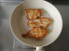 中火，盖盖子，煎2-3分钟，中途，可以晃一下锅，不需要多动。然后翻面。看这个色泽，金黄诱人。