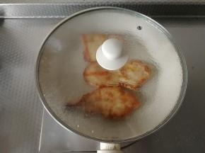 继续盖盖，继续煎2-3分钟。