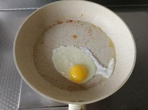 锅里留底油，打入鸡蛋，中火煎。翻面继续煎，两面金黄，我喜欢几乎全熟蛋，中小火慢煎。煎熟关火出锅。