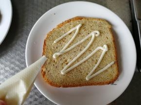 吐司一片，沙拉酱装入裱花袋，剪口，挤上沙拉酱。