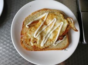 放上一片鸡胸肉，煎鸡蛋。再挤上沙拉酱。