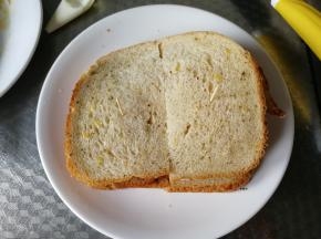 两边用牙签固定。用锯齿刀一切二。