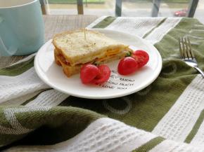 番茄一切二。装盘。其他两份同样操作！