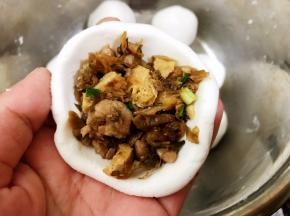 面团分为8份，取一份捏成碗状，包入馅料后收口捏紧