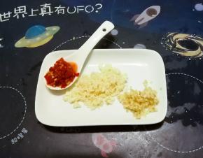 准备剁椒 蒜切末 姜切末