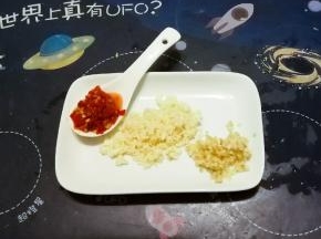 准备剁椒 蒜切末 姜切末