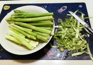 芦笋择去根部和硬皮部分