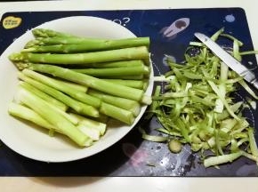 芦笋择去根部和硬皮部分