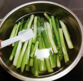 开水汆烫 水中放入2克盐和几滴食用油