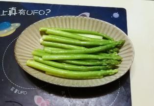 捞出 沥干水分 摆入盘中