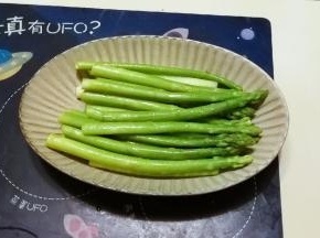 捞出 沥干水分 摆入盘中